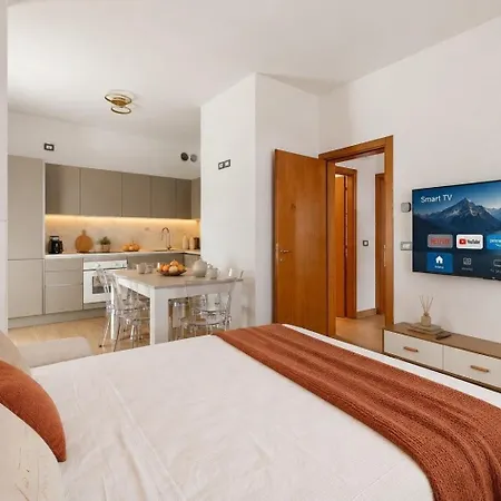 Luxury , Super Wifi - P R A T U R E C C I Group Apartment Riccione